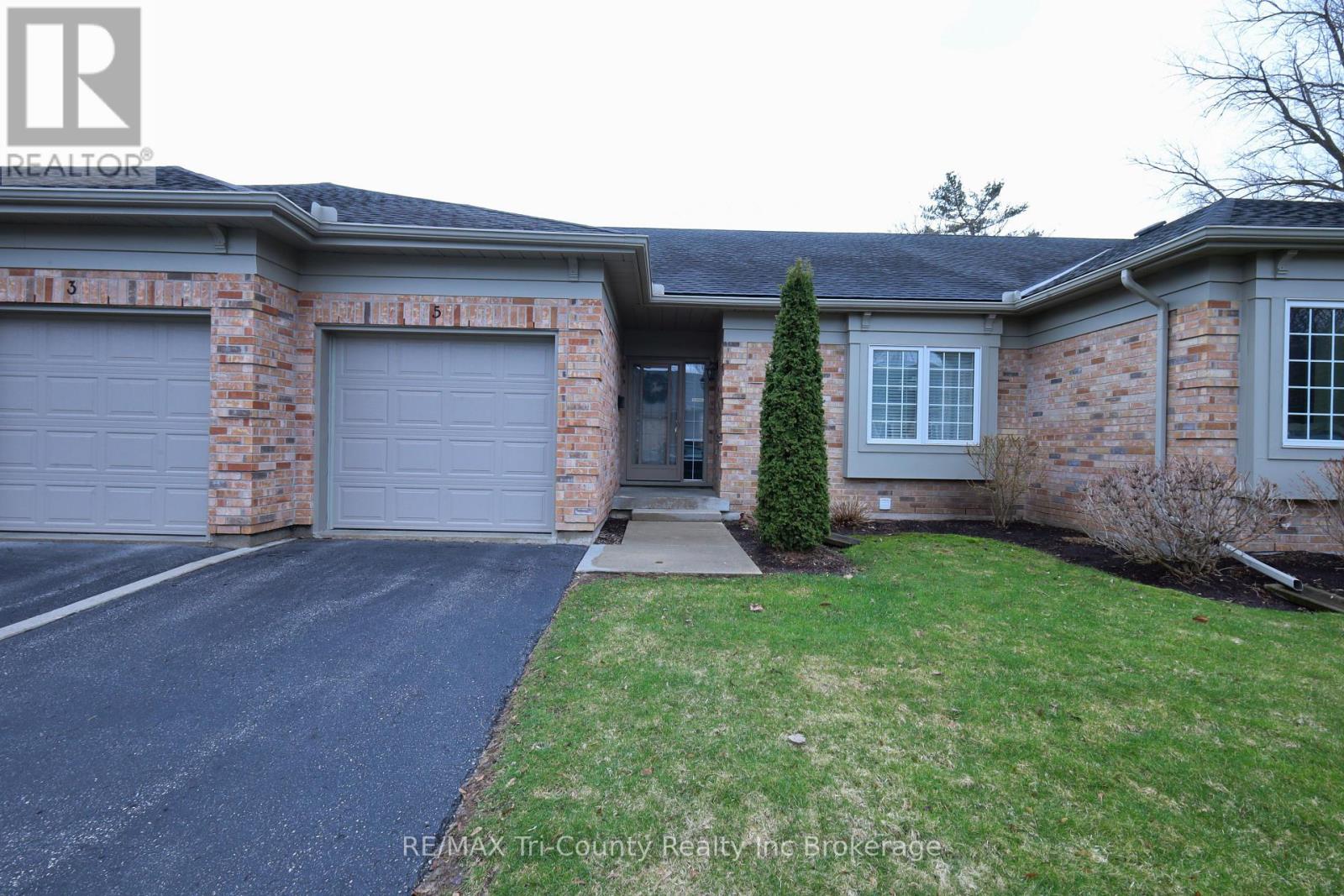 #UNIT 5 87 KING STREET W - 1