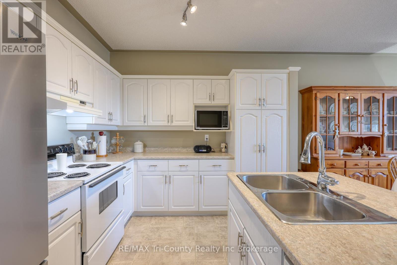#UNIT 5 87 KING STREET W - 12