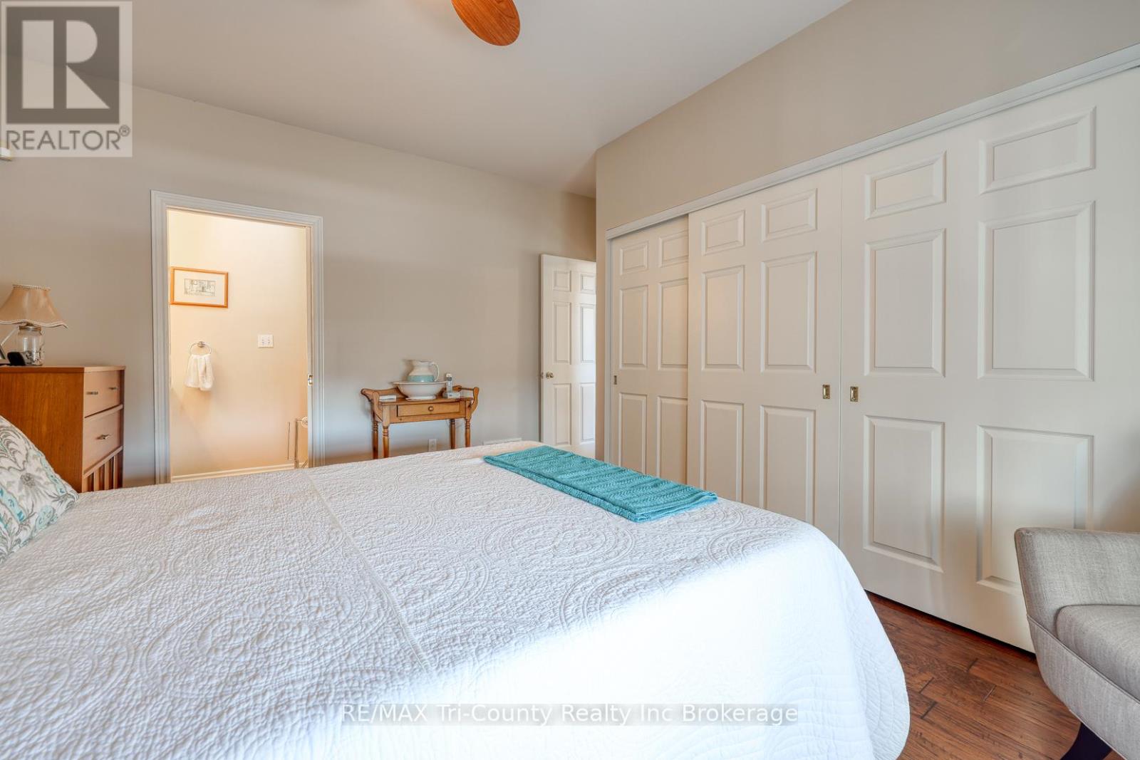 #UNIT 5 87 KING STREET W - 15