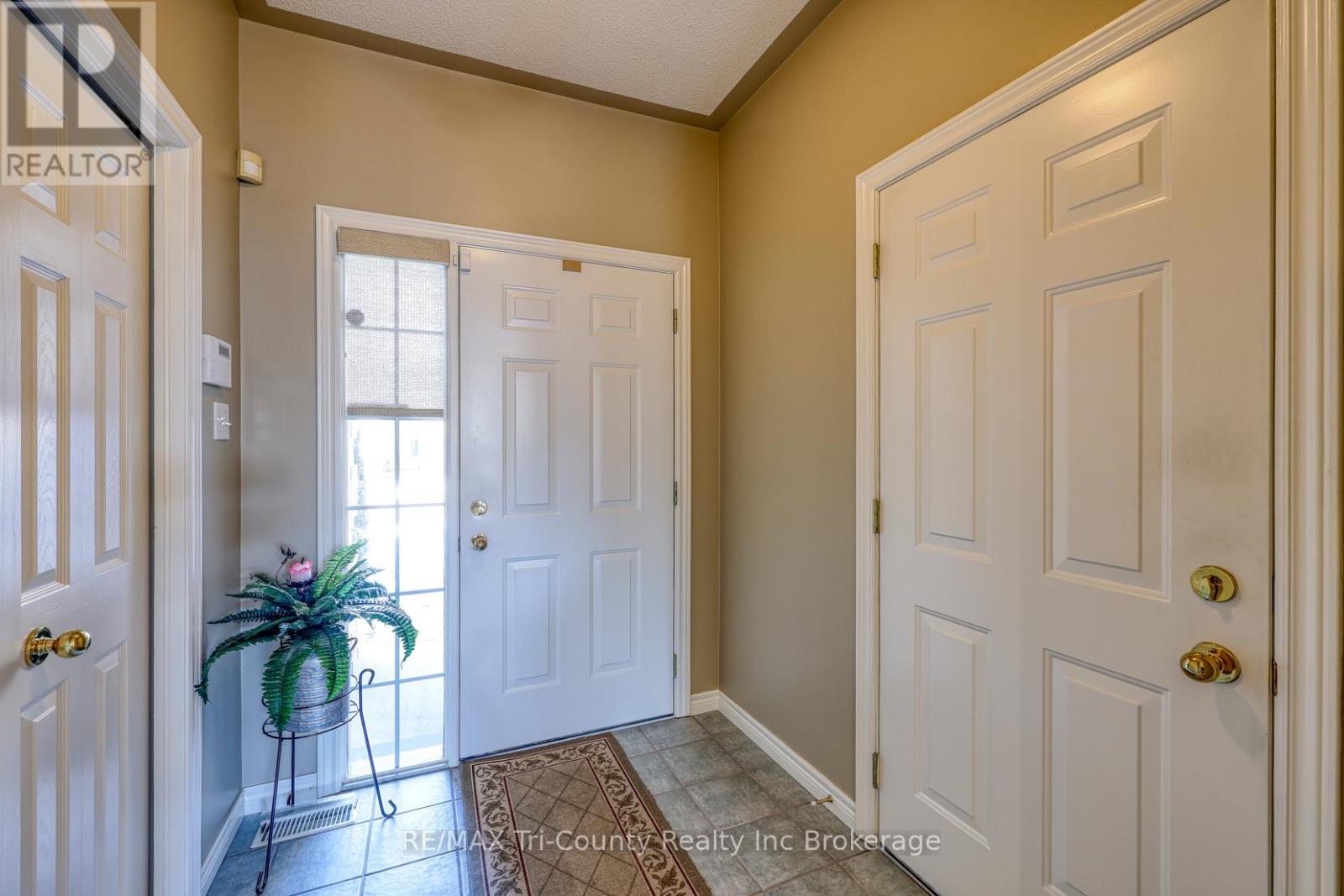 #UNIT 5 87 KING STREET W - 3