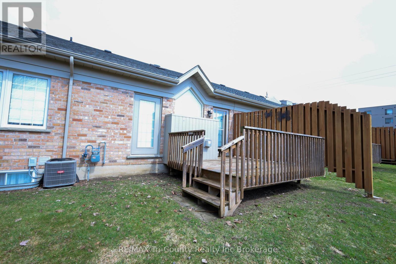 #UNIT 5 87 KING STREET W - 33
