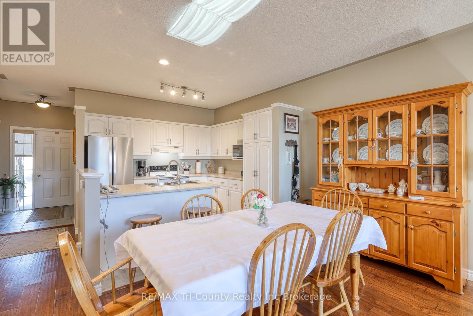 #UNIT 5 87 KING STREET W - 9