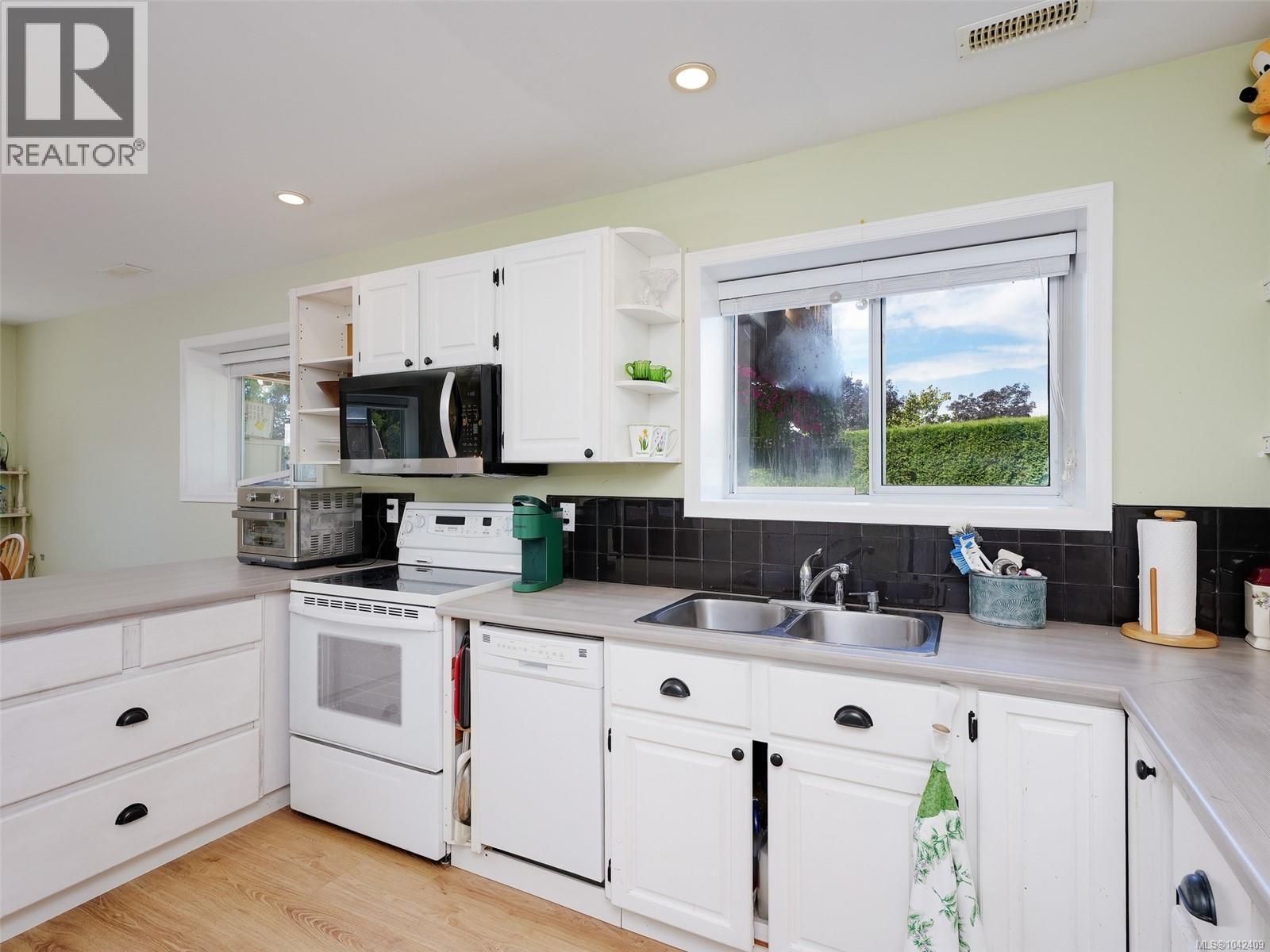 860 Falaise Cres - 18