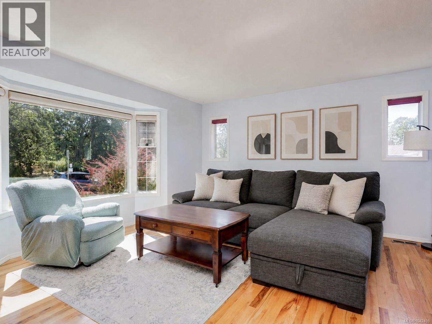 860 Falaise Cres - 3