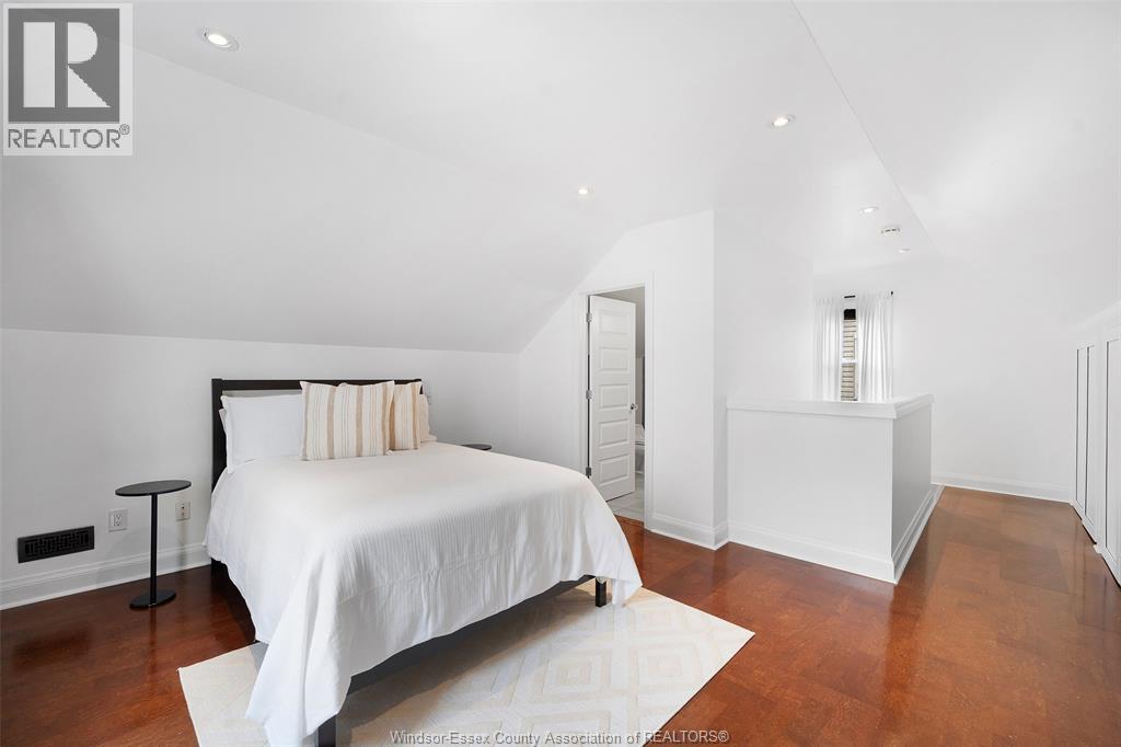 2326 GLADSTONE AVENUE - 16