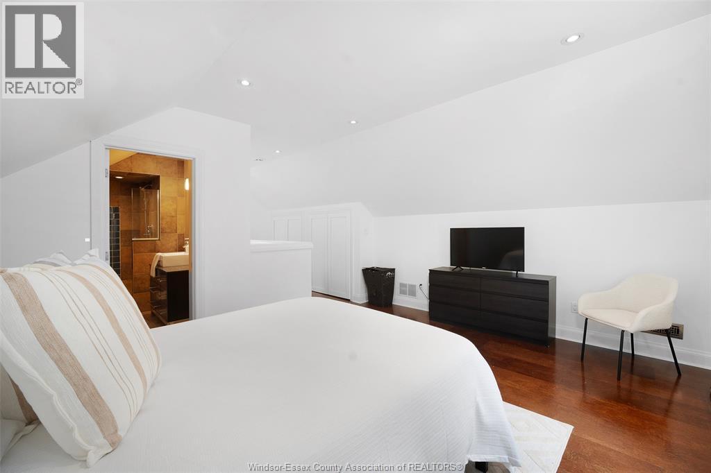 2326 GLADSTONE AVENUE - 17