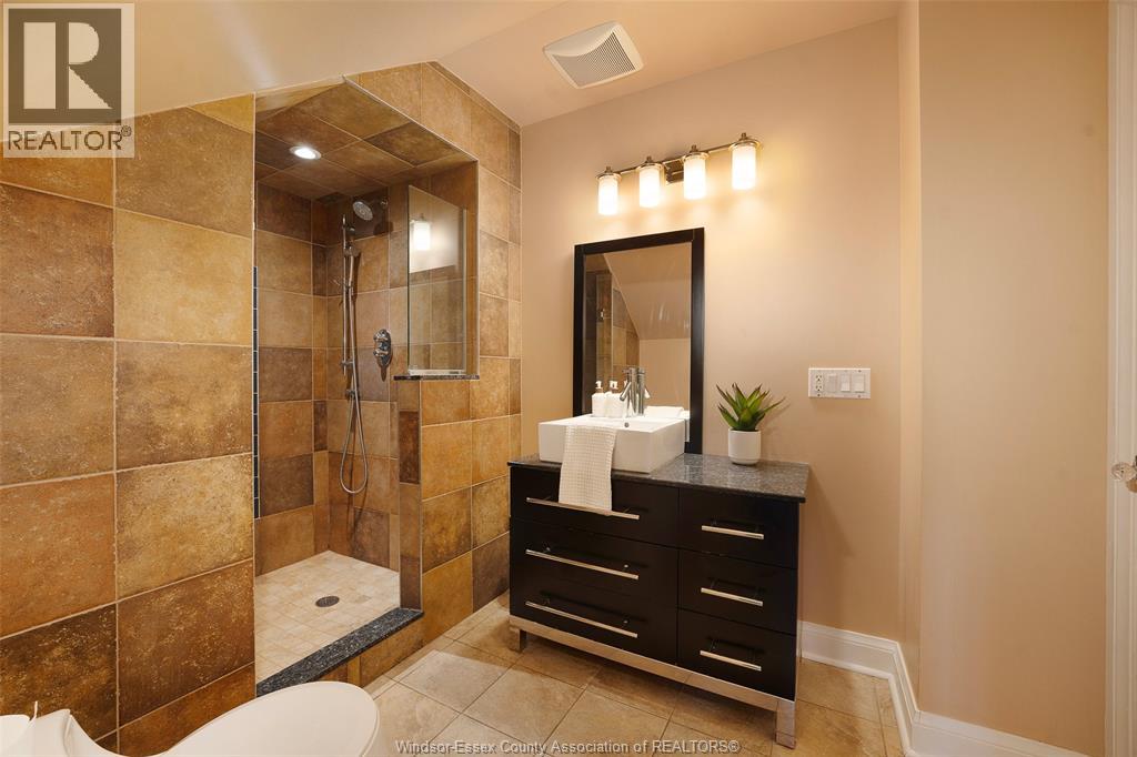 2326 GLADSTONE AVENUE - 18