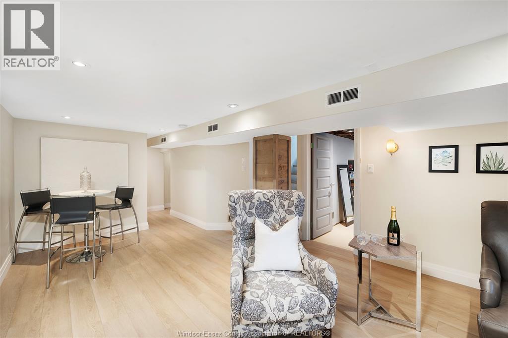 2326 GLADSTONE AVENUE - 23