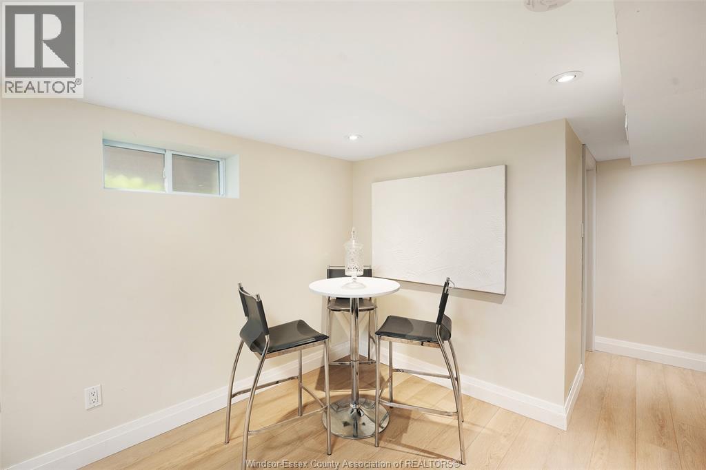 2326 GLADSTONE AVENUE - 24