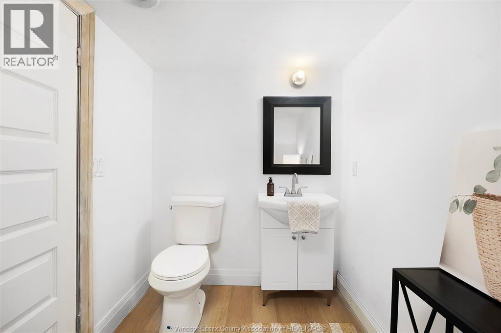 2326 GLADSTONE AVENUE - 25