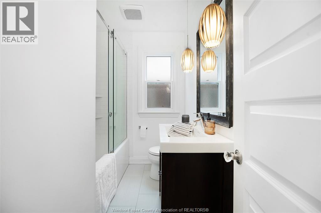 2326 GLADSTONE AVENUE - 8
