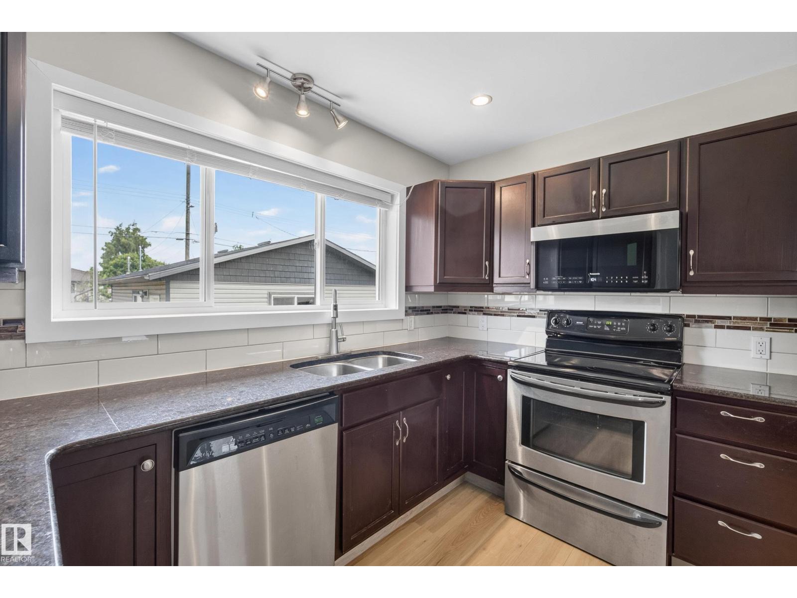 6216 93 AV NW - 16