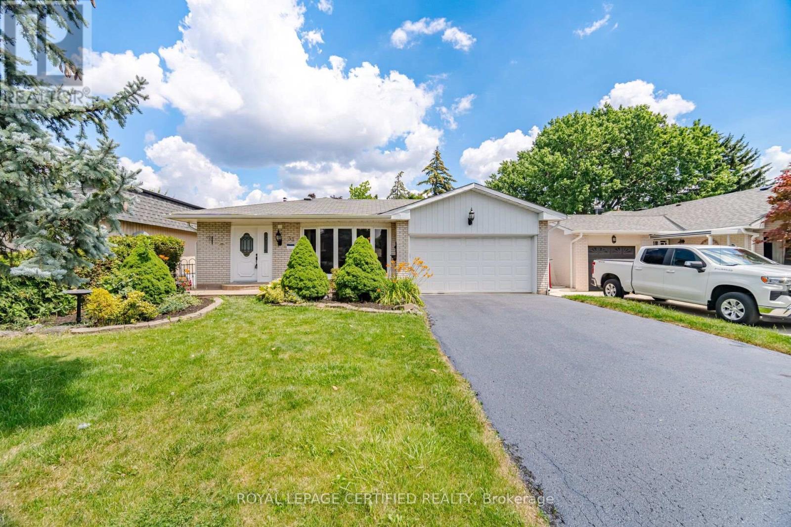 33 GRASSMERE CRESCENT - 1