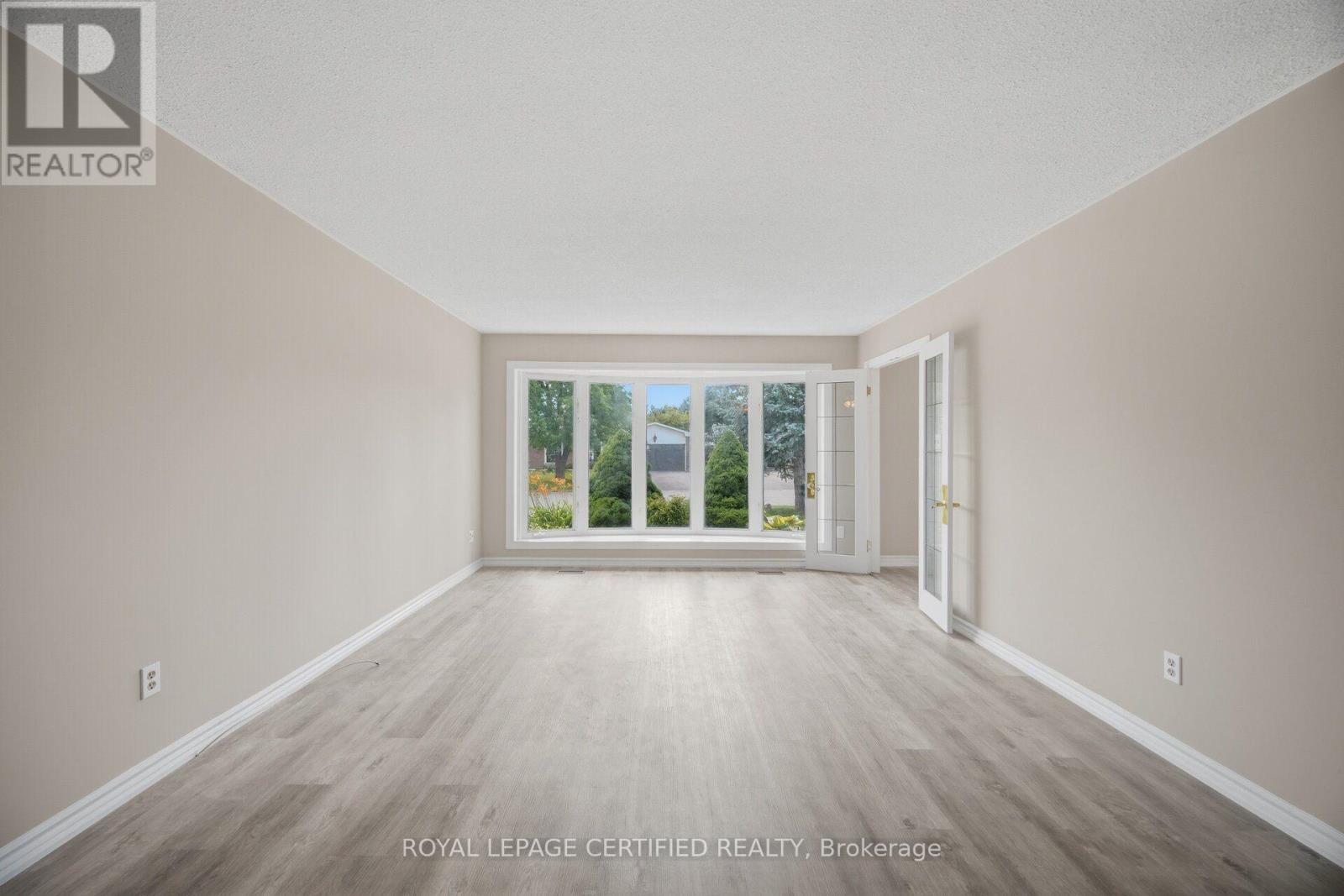33 GRASSMERE CRESCENT - 18