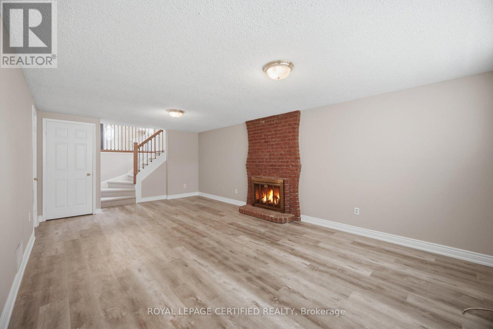33 GRASSMERE CRESCENT - 32