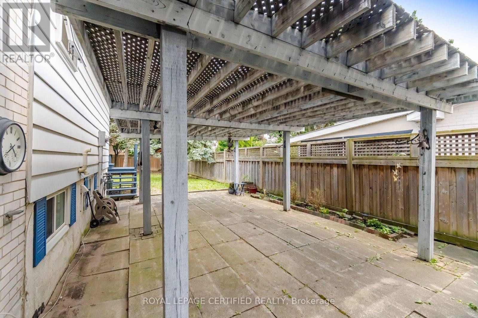 33 GRASSMERE CRESCENT - 37