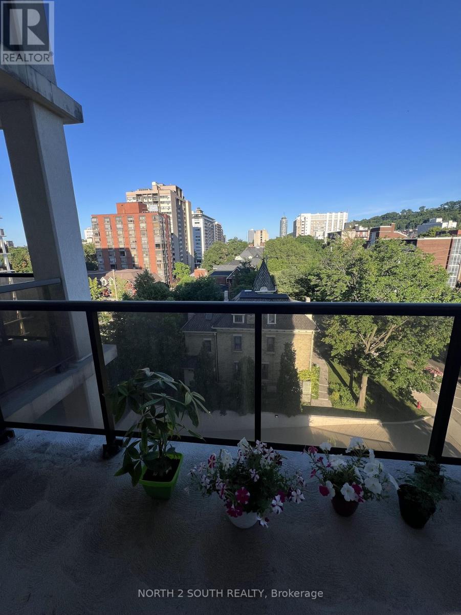 #605 90 CHARLTON AVENUE W - 22