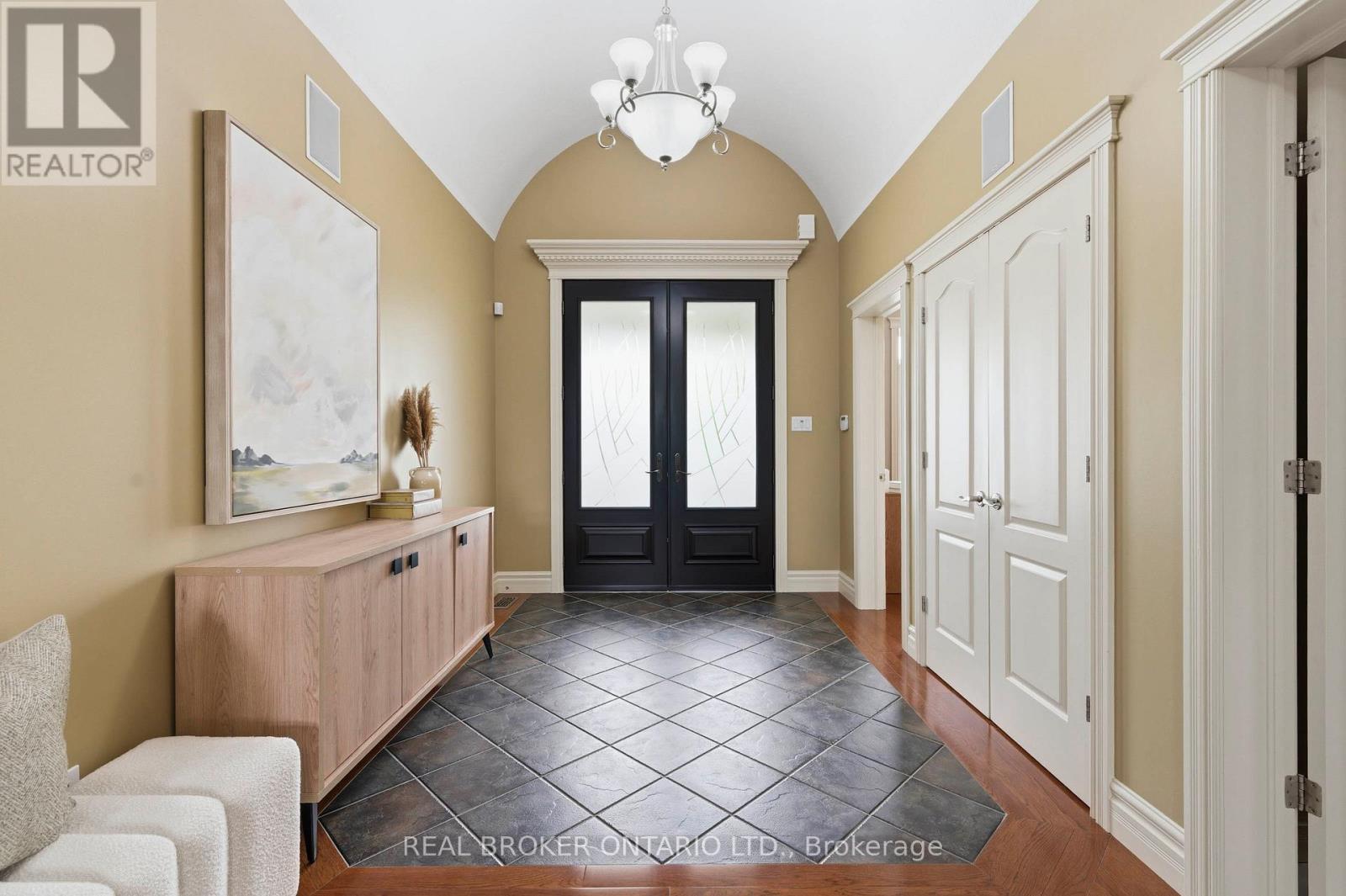 114 PENNSYLVANIA CRESCENT - Image 4