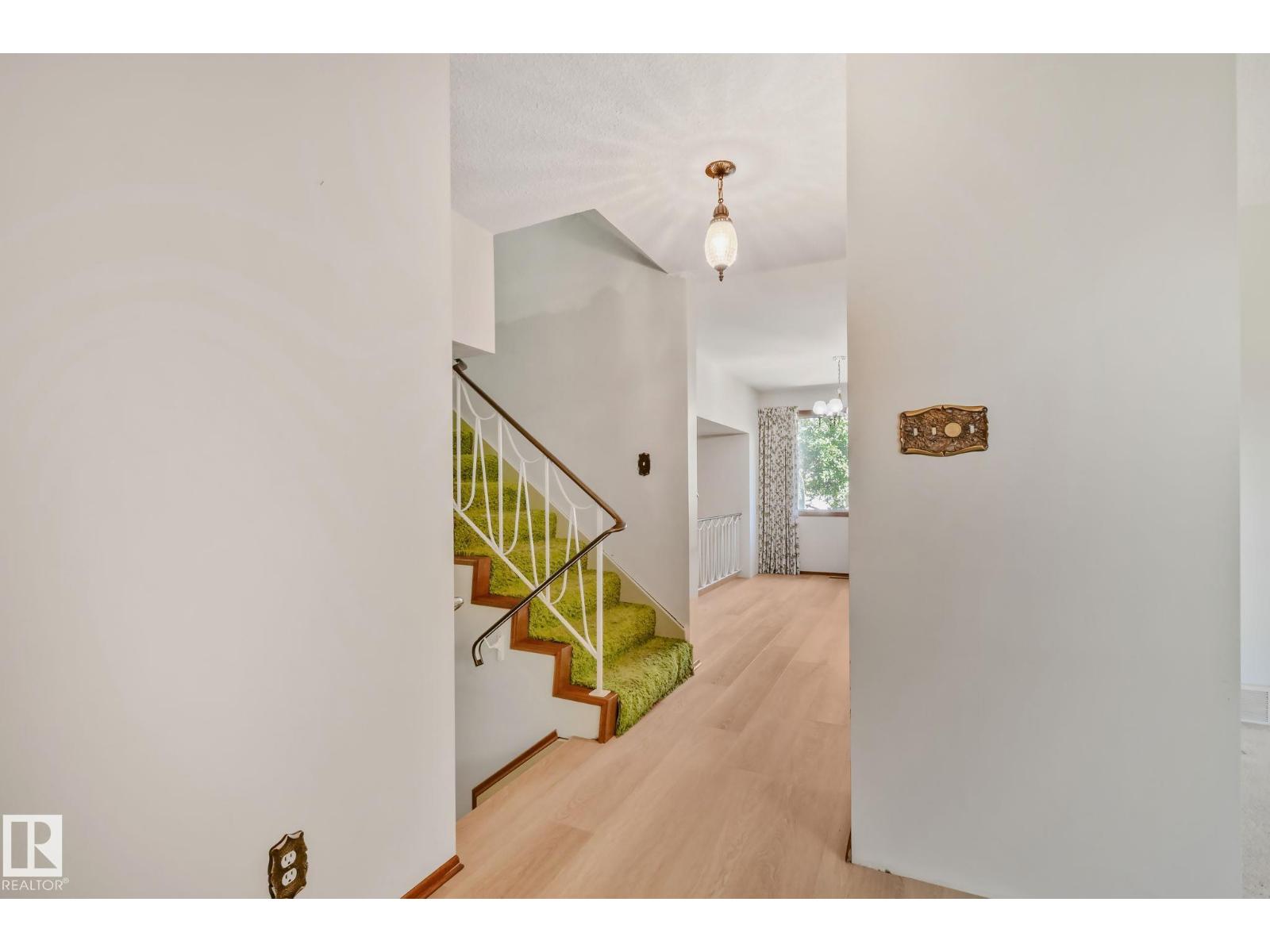 10904 40A AV NW - 22