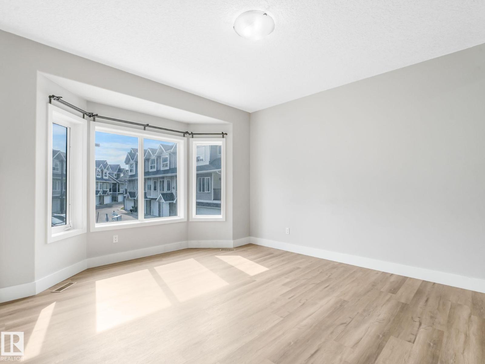 #5 13215 153 AV NW - 16