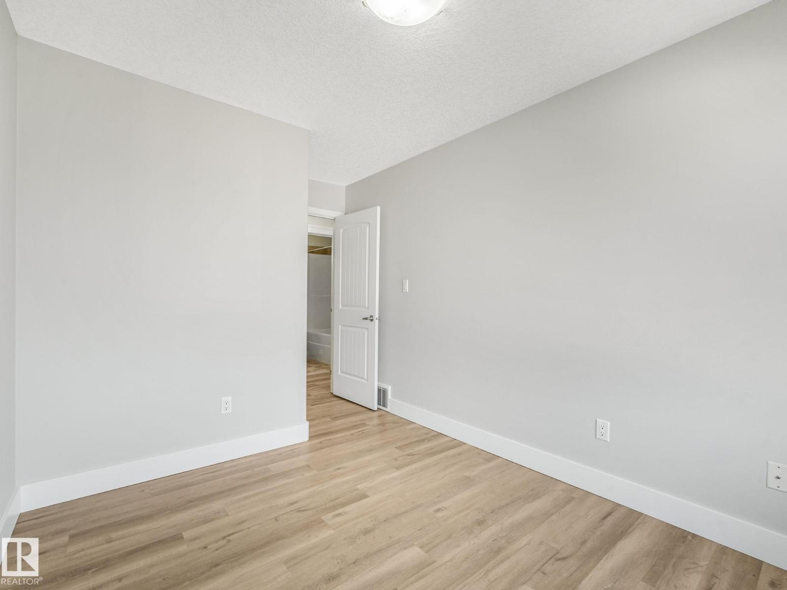 #5 13215 153 AV NW - 28