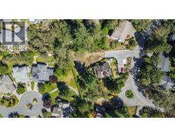 929 Woodhall Lane, Saanich, BC V8X3L7 Photo 13