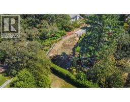 929 Woodhall Lane, Saanich, BC V8X3L7 Photo 11