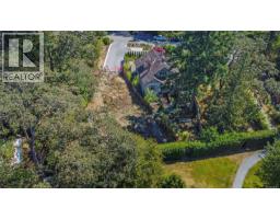 929 Woodhall Lane, Saanich, BC V8X3L7 Photo 12