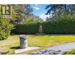 929 Woodhall Lane, Saanich, BC V8X3L7 Photo 14
