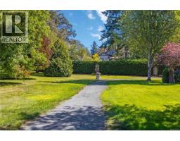 929 Woodhall Lane, Saanich, BC V8X3L7 Photo 15