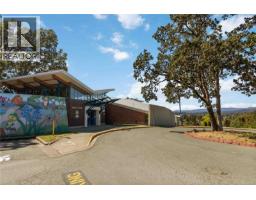 929 Woodhall Lane, Saanich, BC V8X3L7 Photo 16