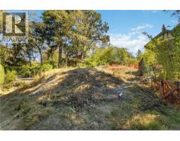 929 Woodhall Lane, Saanich, BC V8X3L7 Photo 6