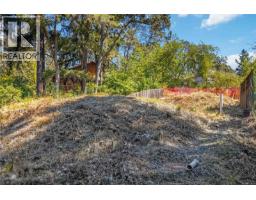 929 Woodhall Lane, Saanich, BC V8X3L7 Photo 7