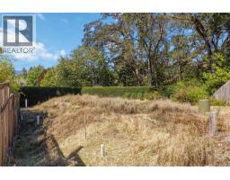 929 Woodhall Lane, Saanich, BC V8X3L7 Photo 8