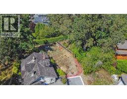 929 Woodhall Lane, Saanich, BC V8X3L7 Photo 9
