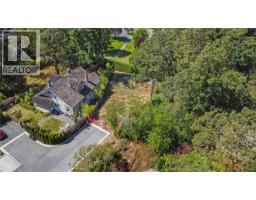 929 Woodhall Lane, Saanich, BC V8X3L7 Photo 10