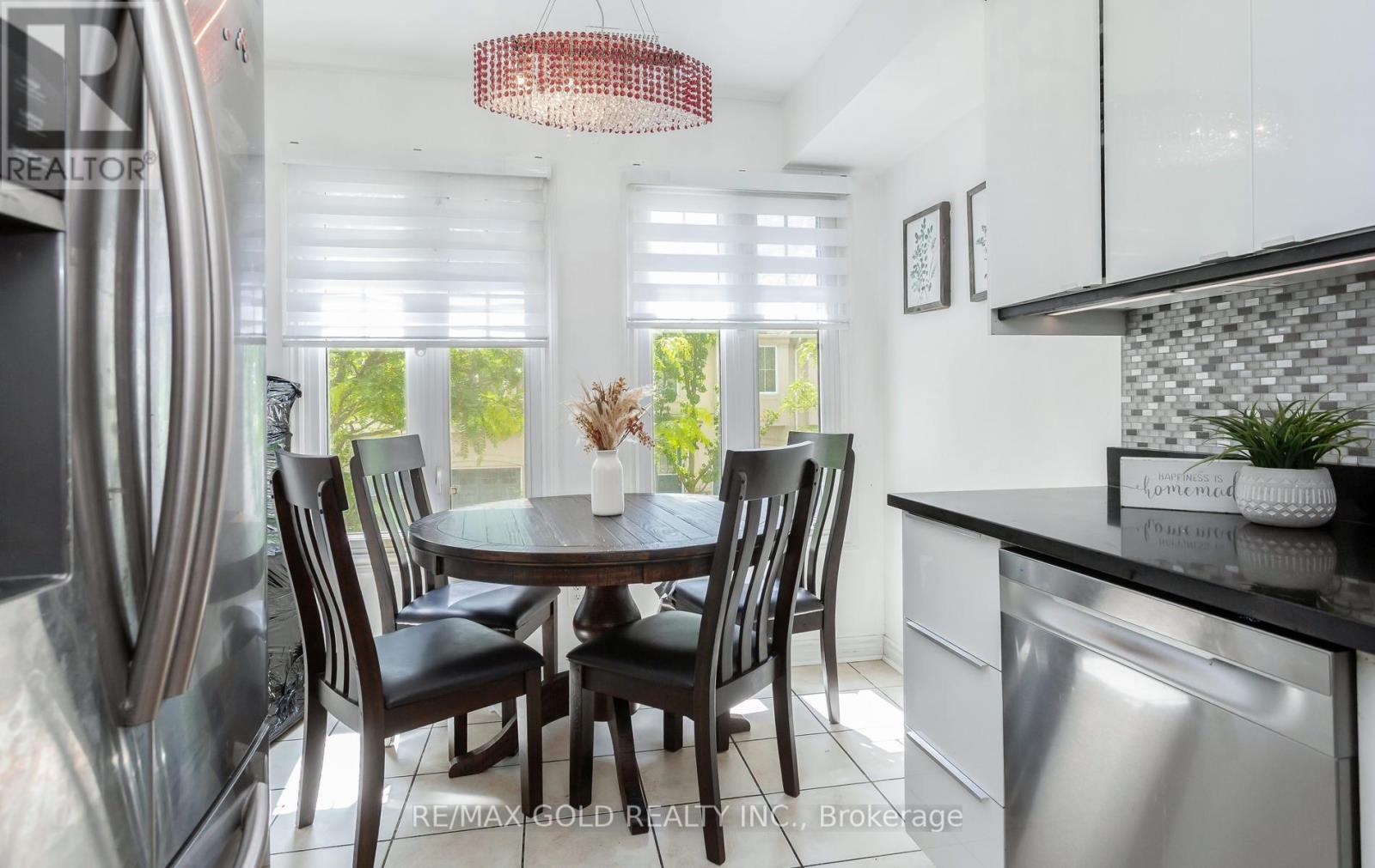 #37 800 DUNDAS STREET W - 16
