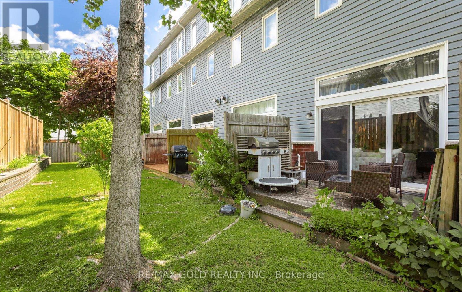 #37 800 DUNDAS STREET W - 44