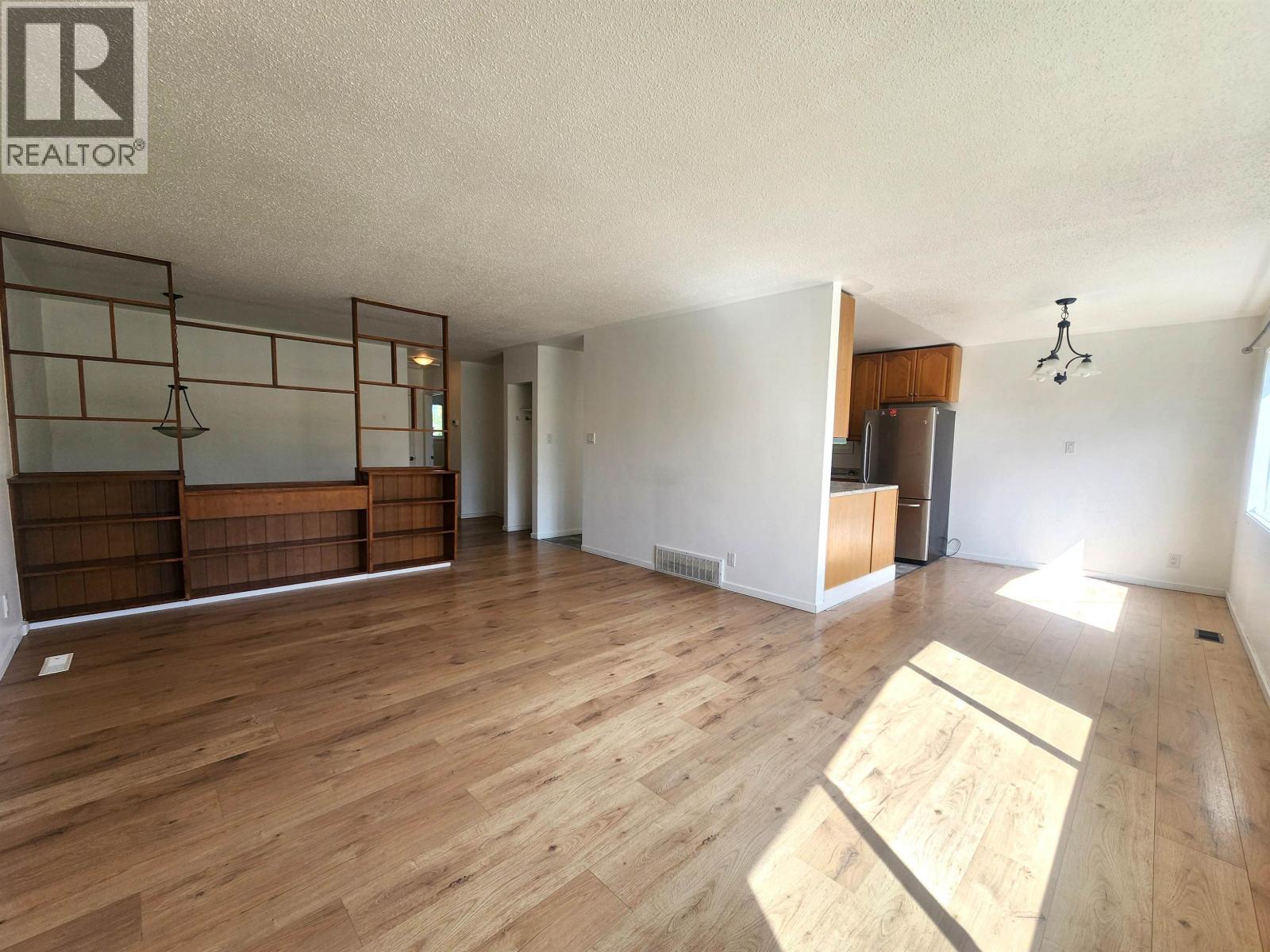 2211 OAK STREET - 8