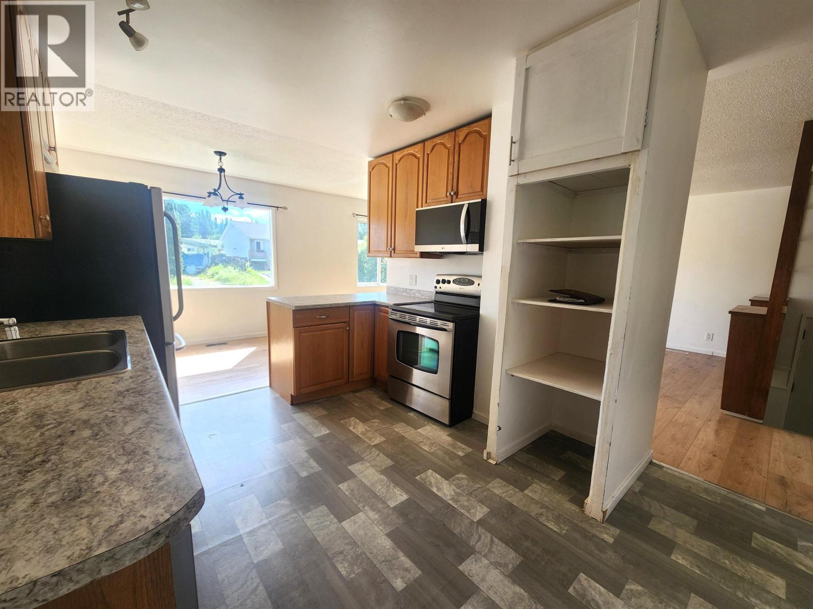 2211 OAK STREET - 5