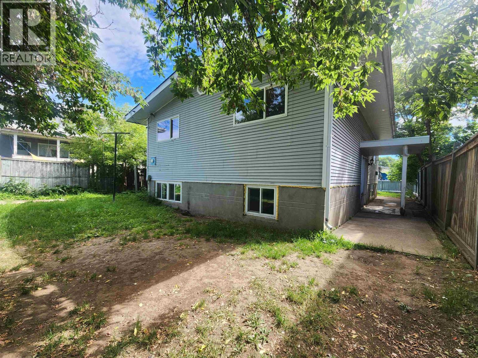 2211 OAK STREET - 23