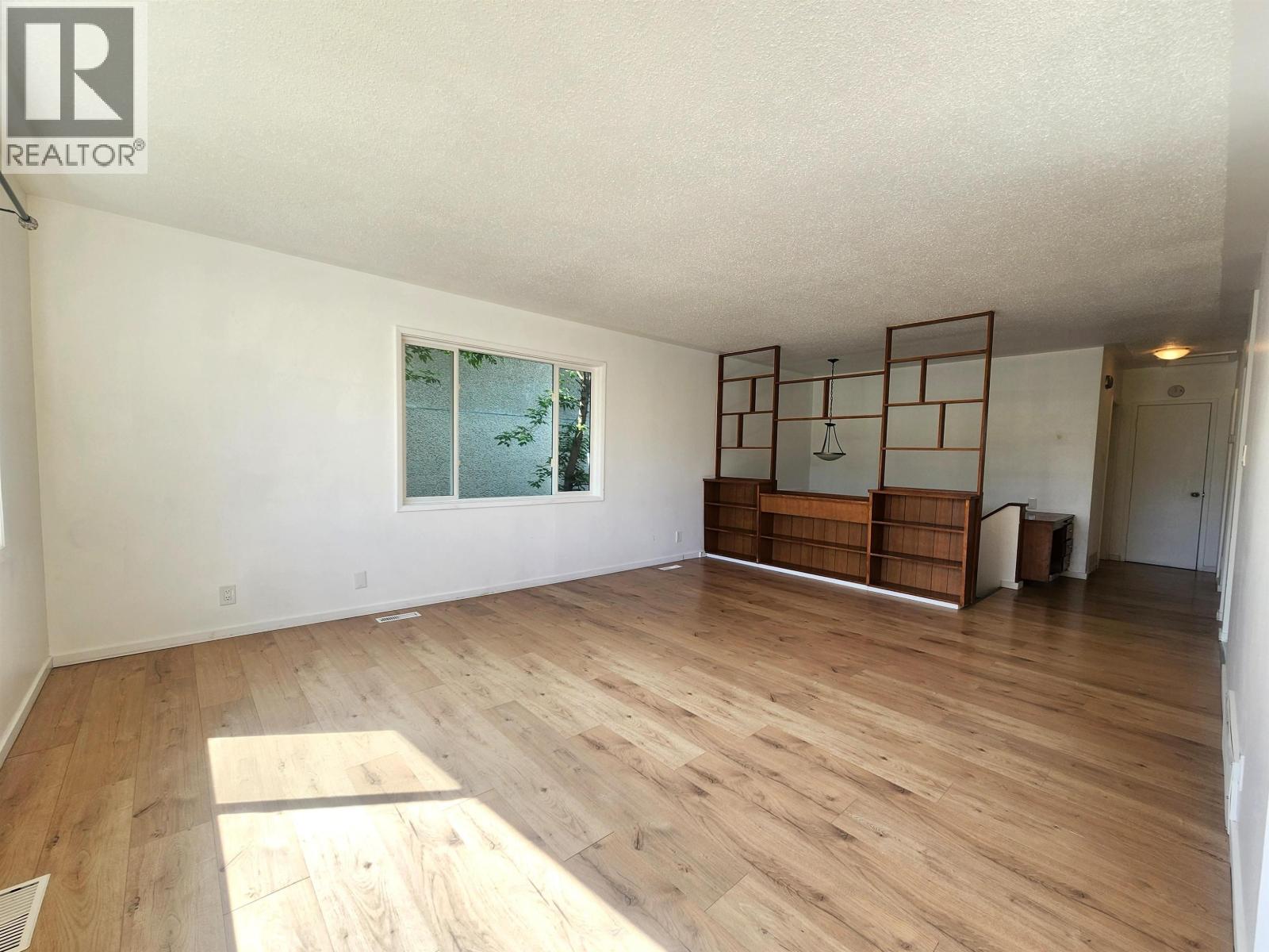 2211 OAK STREET - 9