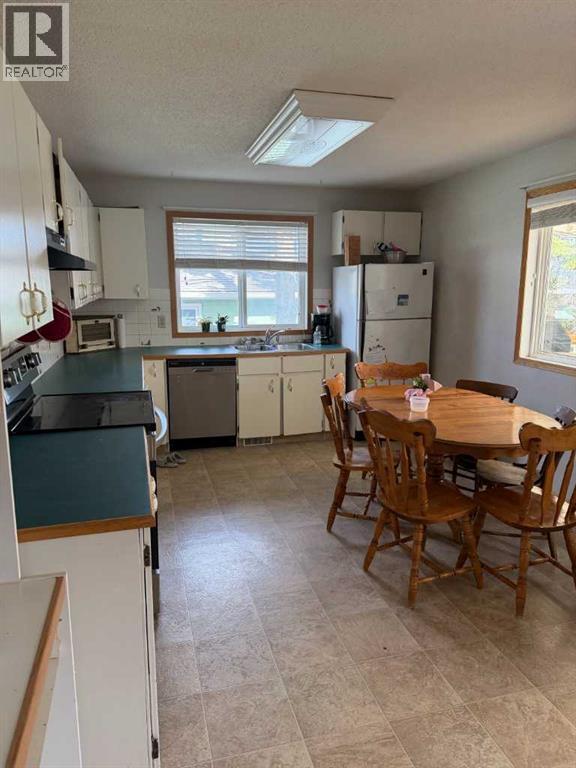 5311 50 Avenue - 3