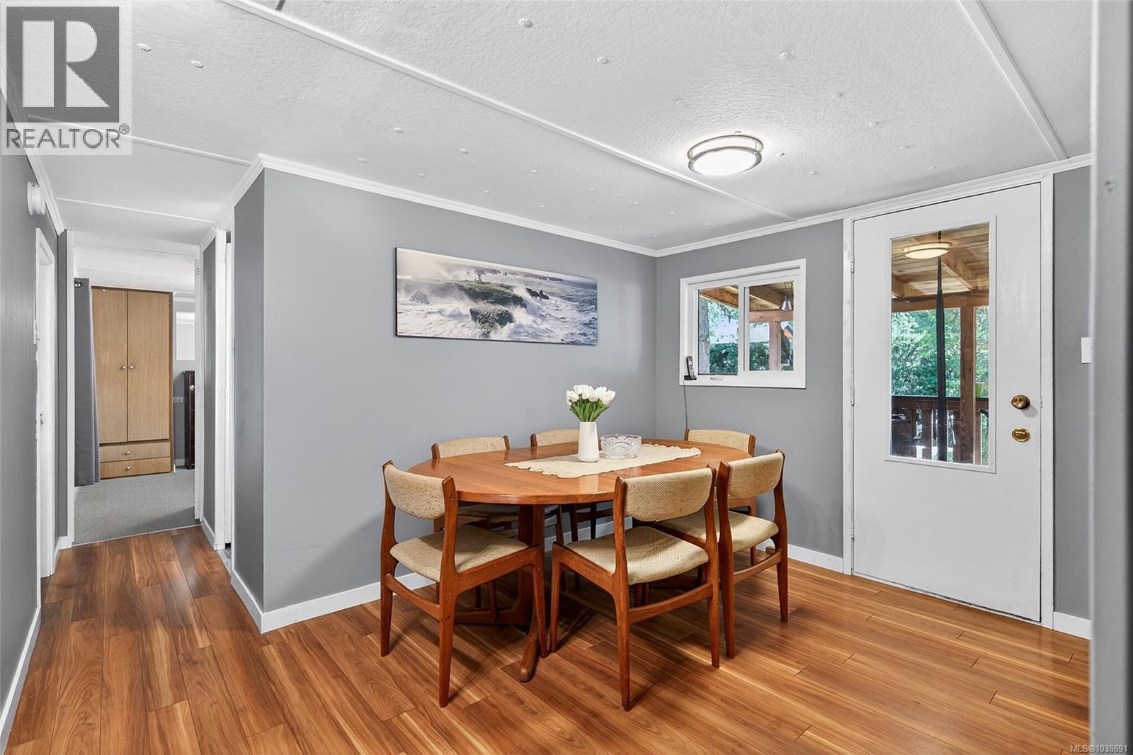 695 Barclay Cres N - 4