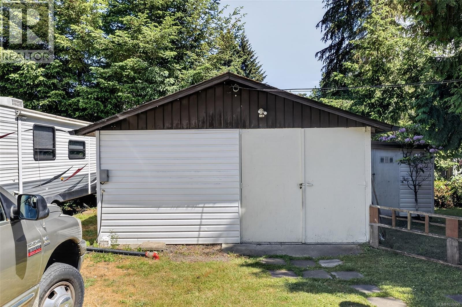 695 Barclay Cres N - 30