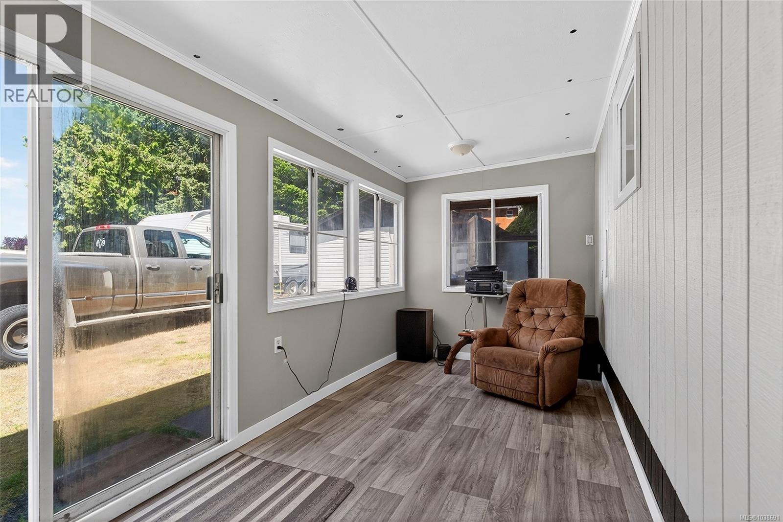 695 Barclay Cres N - 8