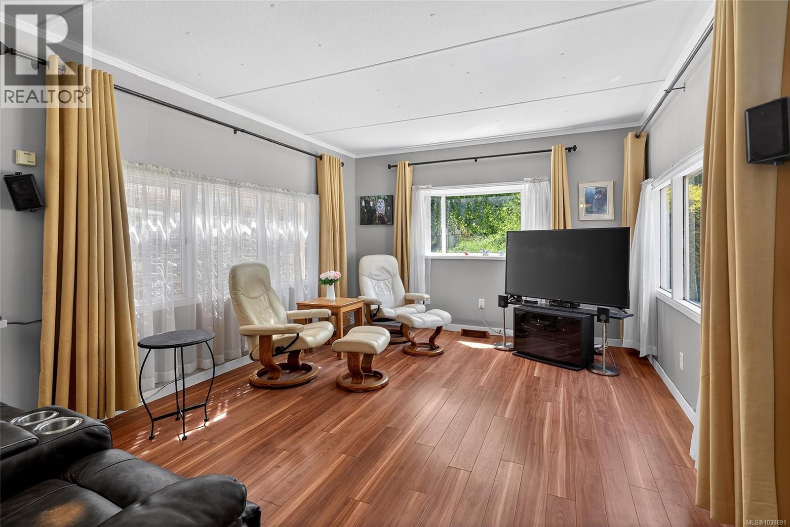 695 Barclay Cres N - 5