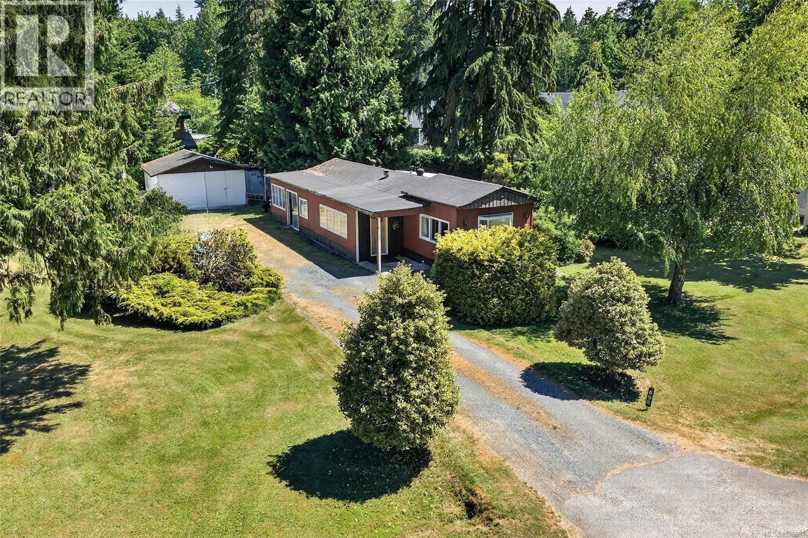 695 Barclay Cres N - 1