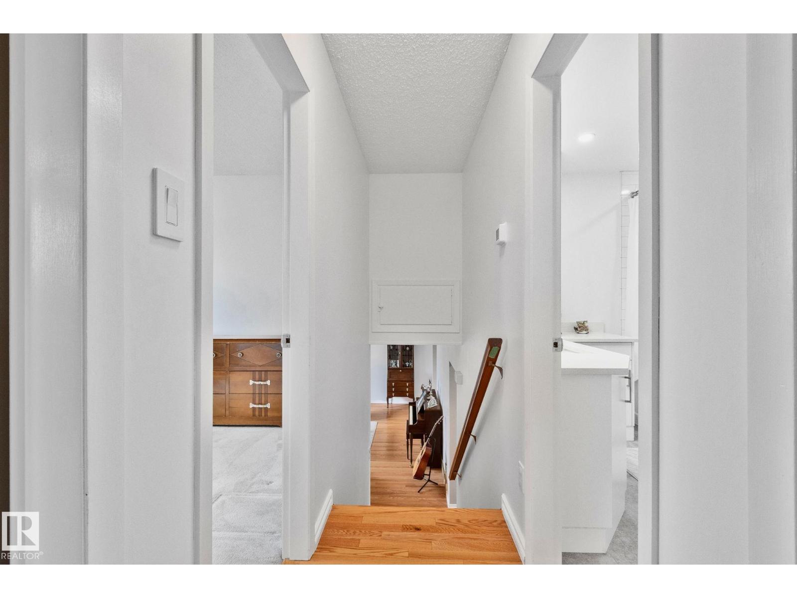 10715 33 AV NW - 20
