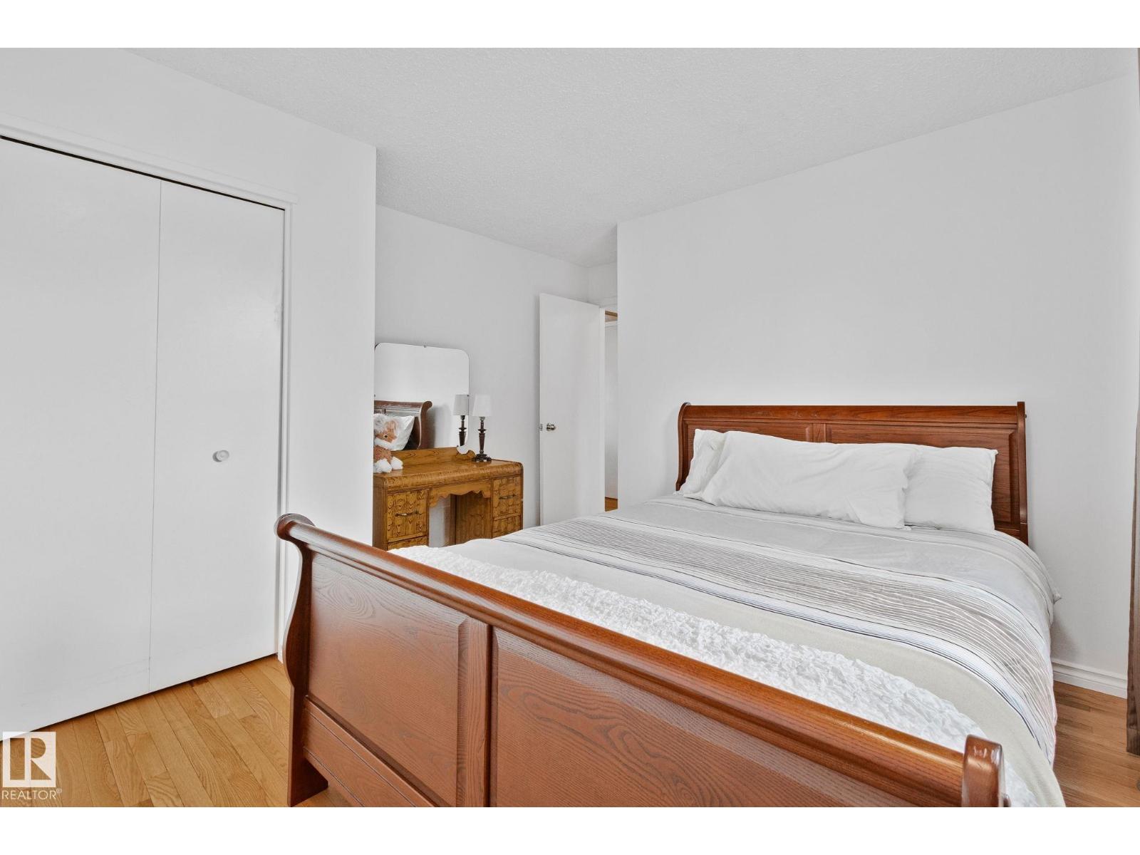 10715 33 AV NW - 22